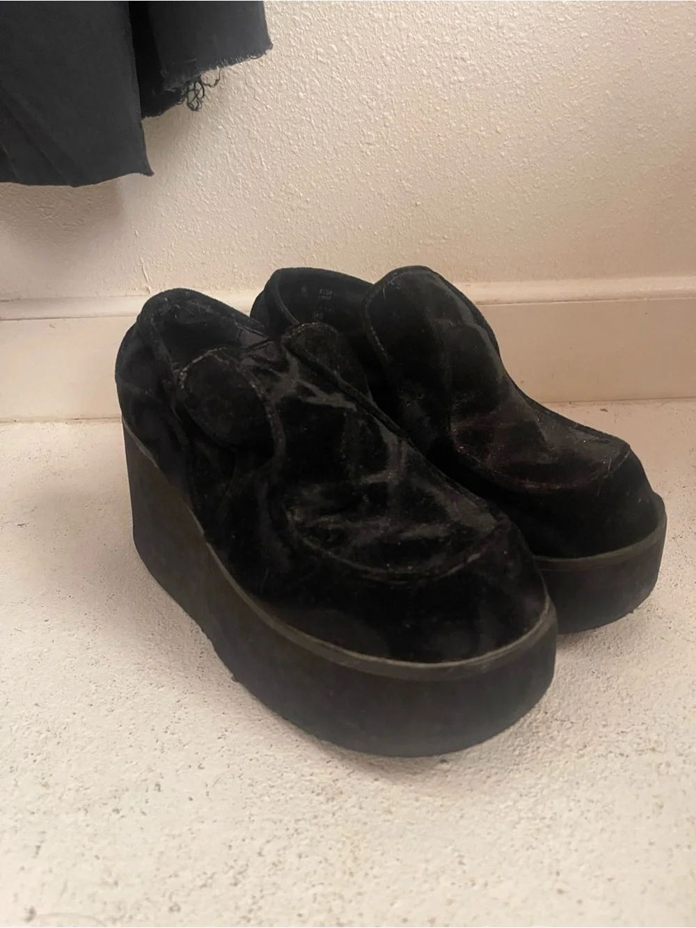 Y2K Steve Madden Black Velvet Platform Slip-Ons